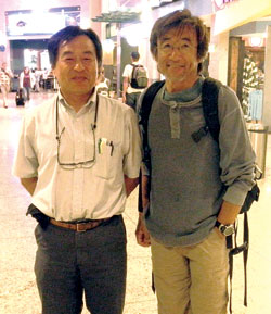 加藤則芳氏（右）と隊長。シアトル・タコマ国際空港にて