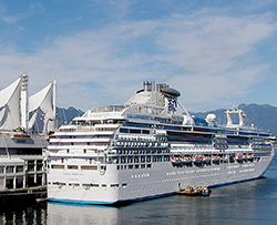 シアトルとバンクーバーを発着港として延べ百数十隻の2000~4000人乗りのクルーズ船が、アラスカのインサイド・パセージを訪れる