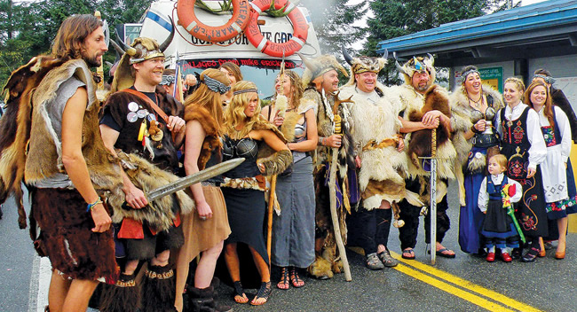 リトル・ノルウェイ・フェスティバルで、バイキングの民族衣装