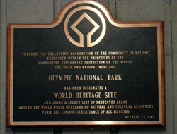 オリンピック国立公園が81年に世界自然遺産に登録されたことを示すプレート