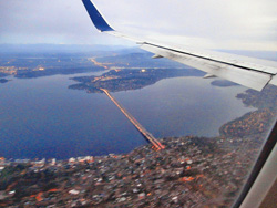 シータック空港へ降りる飛行機の窓からワシントン湖のスナップ