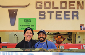 ベルビューの精肉店 フレンドリーなオーナーのジョンさんとスタッフのハーブさん　Golden Steer Choice Meats