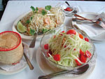「Phad Thai Koong」と「Green Papaya Salad」