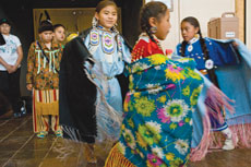 伝統的な衣装を着て踊る子供達 