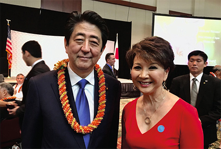 ローリー・マツカワさん、安倍晋三元首相と撮影