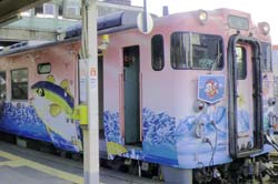 富山県の高岡駅から出るローカル線の列車