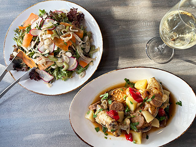 ローストチキンとサラダ