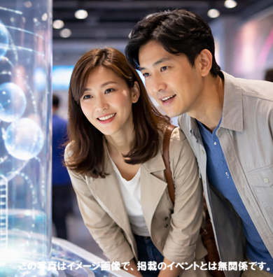展示を見るカップル