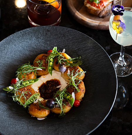 モッツァレラチーズ入りのニョッキに季節の野菜を添えた「Nduja Mozarella Stuffed Gnocchi」($34)。